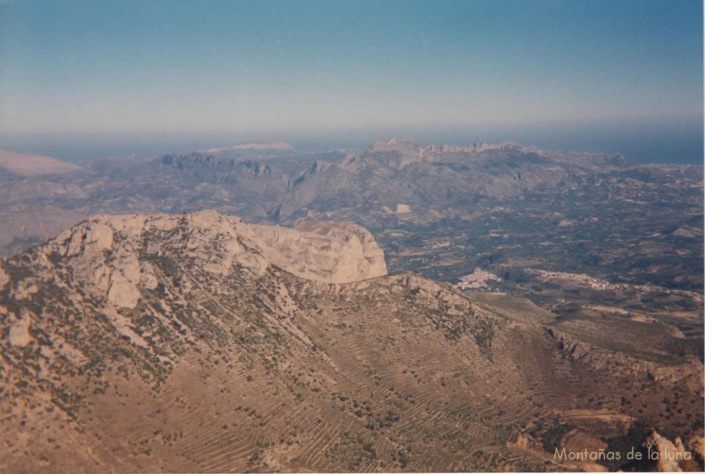 Desde la cima del Puig Campana, delante el Ponoch, detrás a la izquierda la Sierra del Ferrer, a la derecha la Sierra de Bernia, al fondo el Montgó, abajo derecha La Nucia y Polop